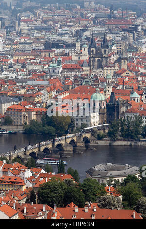 Der Blick vom Observatorium Turm der Prager Karlsbrücke mit Teyn-Kirche, Tschechische Republik, Prag Stockfoto