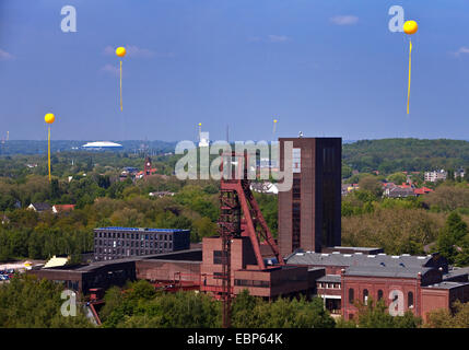 große gelbe Ballons über europäische Hauptstadt der Kultur Essen Kennzeichnung ehemalige Standorte der Kohlebergwerke, "Schachtzeichen", Deutschland, Nordrhein-Westfalen, Ruhrgebiet, Essen Stockfoto