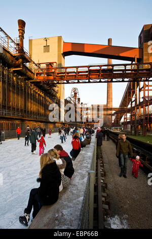 Eislaufen auf der alten Kokerei Zollverein zu Pflanzen im Winter, Essen, Ruhrgebiet, Nordrhein-Westfalen, Deutschland Stockfoto