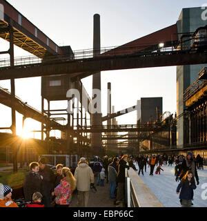 Eislaufen auf der alten Kokerei Pflanzen Zollverein, Deutschland, Nordrhein-Westfalen, Ruhrgebiet, Essen Stockfoto