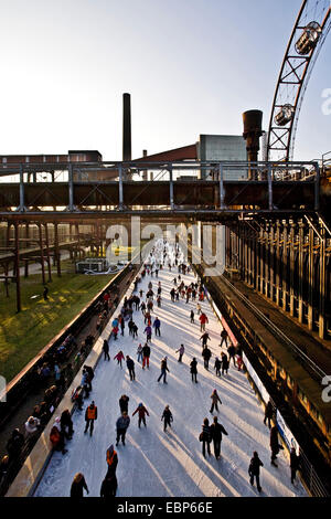 Eislaufen auf der alten Kokerei Pflanzen Zollverein, Deutschland, Nordrhein-Westfalen, Ruhrgebiet, Essen Stockfoto