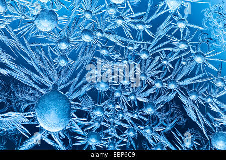 Eisblumen am Fenster Stockfoto