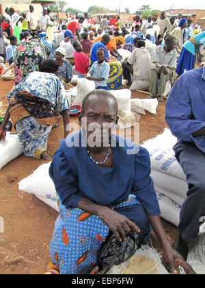 Flüchtlingslager für intern Vertriebene in Nord-Uganda um Gulu, nicht-Regierungs-Organisation "Norwegian Refugee Council" verteilen Essensrationen für das UN World Food Programme für Senioren und Hancicapped Menschen, Taschen mit Mais Lyin, Gulu, Uganda, Gulu Stockfoto