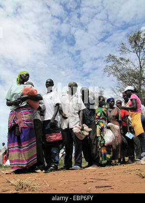 Flüchtlingslager für intern Vertriebene in Nord-Uganda um Gulu, nicht-Regierungs-Organisation "Norwegian Refugee Council" vertreibt Essensrationen für das UN World Food Programme für Senioren und Hancicapped Menschen, Menschen stehen Schlange u, Gulu, Uganda, Gulu Stockfoto