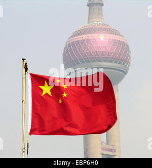 Chinesische Flagge vor Oriental Pear Tower in Pudong, China, Shanghai Stockfoto