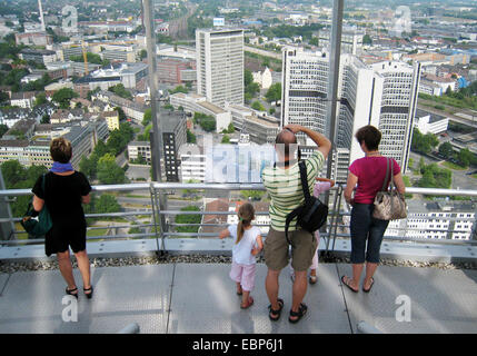 Besucher auf der Aussichtsplattform des RWE-Turm mit Essen, Deutschland, Nordrhein-Westfalen, Ruhrgebiet, Essen Stockfoto