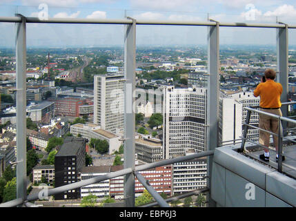 Besucher auf der Aussichtsplattform des RWE-Turm, Deutschland, Nordrhein-Westfalen, Ruhrgebiet, Essen Stockfoto