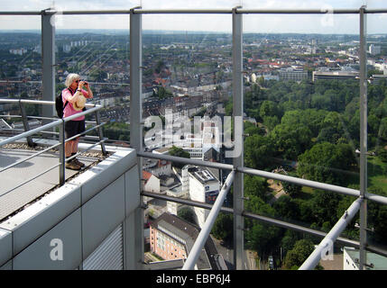 Besucher auf der Aussichtsplattform des RWE-Turm, Deutschland, Nordrhein-Westfalen, Ruhrgebiet, Essen Stockfoto