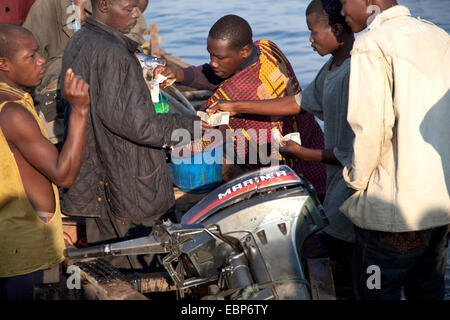 Fischer am Ufer Sees vor kurzem verkauft gefangenem Fisch aus dem Boot, Burundi, Mvugo, Nyanza Lac Stockfoto