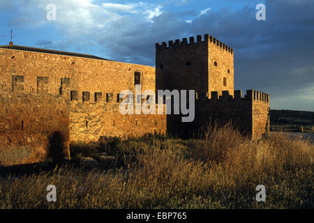 Peñarroya. Diese Festung ist muslimischer Herkunft. Es wurde im Jahre 1198 erobert von den Truppen des Ordens St. Jakobus und St. Johannes Stockfoto