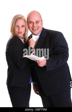 Frau versteckt Papiere in Jacke eines Mannes Stockfoto