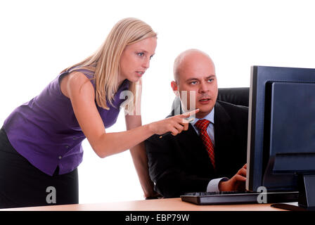 zwei Geschäftsleute, die gemeinsam am PC Stockfoto