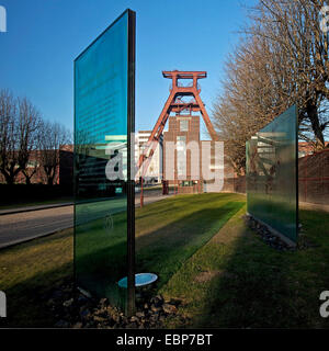 Kopfbedeckungen der Zeche Zollverein Schacht XII und Info zu unterzeichnen, der UNESCO, Deutschland, Nordrhein-Westfalen, Ruhrgebiet, Essen Stockfoto