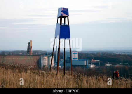 Stahlturm auf Halde Grosses Holz vor Förderturm und Coal mine Monopol, Deutschland, Nordrhein-Westfalen, Ruhrgebiet, Bergkamen Stockfoto