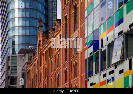 unterschiedliche Fassaden von Bürogebäuden im Medienhafen, Detail, Deutschland, Nordrhein-Westfalen, Düsseldorf Stockfoto