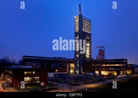 Nordstern-Turm der ehemaligen Zeche Nordtsern mit Herkules-Skulptur, Gelsenkirchen, Ruhrgebiet, Nordrhein-Westfalen, Deutschland Stockfoto