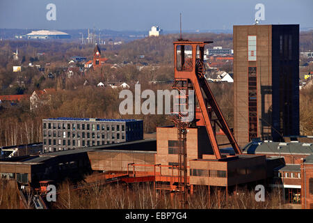 Blick vom Zollverein Coal Mine Industriekomplex zur Veltins-Arena, Deutschland, Nordrhein-Westfalen, Ruhrgebiet, Essen Stockfoto