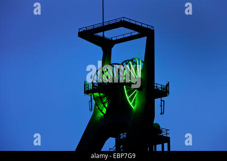 beleuchtete Fördergerüst Fomer Zeche Recklinghausen II zur blauen Stunde, Recklinghausen, Ruhrgebiet, Nordrhein-Westfalen, Deutschland Stockfoto