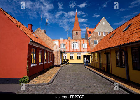 malerische Gasse mit Blick auf den Kirchturm, Dänemark, Bornholm, Rönne Stockfoto