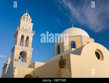 Fira, Santorini, südliche Ägäis, Griechenland. Clock-Tower und Kuppel der katholischen Kathedrale. Stockfoto