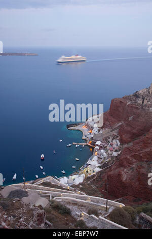 IA, Santorini, südliche Ägäis, Griechenland. Blick von der Klippe über Ammoudi Bucht, Dawn, Kreuzfahrtschiff, nähert sich die Caldera. Stockfoto