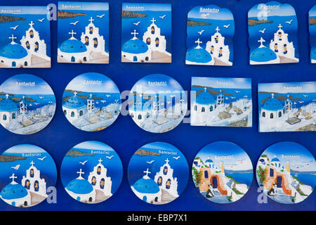 Pyrgos, Santorini, südliche Ägäis, Griechenland. Typische handbemalte Kühlschrankmagnete auf dem Display außerhalb einen Dorfladen. Stockfoto