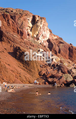 Akrotiri, Santorin, südliche Ägäis, Griechenland. Blick entlang der Küste am Red Beach zu hohen vulkanischen Klippen. Stockfoto