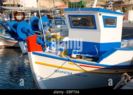 Vlychada, Santorini, südliche Ägäis, Griechenland. Bunte Fischerboote im Hafen. Stockfoto