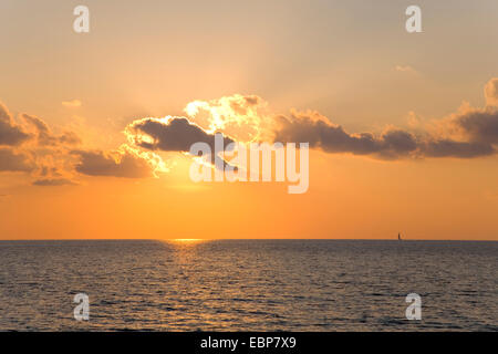 Vlychada, Santorini, südliche Ägäis, Griechenland. Sonnenuntergang über dem Meer von Kreta. Stockfoto