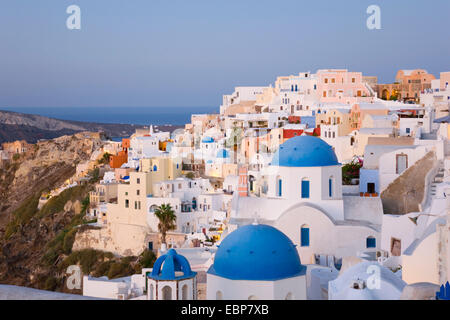 IA, Santorini, südliche Ägäis, Griechenland. Das Dorf in der Morgendämmerung, typische blaue Kuppel Kirchen Prominente. Stockfoto