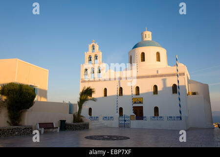 IA, Santorini, südliche Ägäis, Griechenland. Die Kirche der Panagia Platsani, Sonnenaufgang. Stockfoto