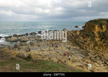 Menschen und besonderen geologischen Gelände am Ufer an der Heping (hoffend)-Insel-Park in Keelung, Taiwan Stockfoto