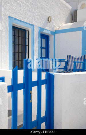 Imerovigli, Santorin, südliche Ägäis, Griechenland. Traditionellen blauen und weißen Dekor von Typisches Dorfhaus. Stockfoto