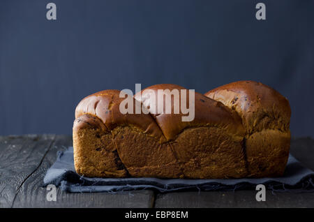 Hausgemachte Kuchen oder Torte Brot über dunklen Holztisch Stockfoto