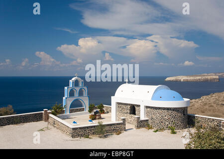 Akrotiri, Santorin, südliche Ägäis, Griechenland. Klippe Kapelle mit Blick auf das Meer. Stockfoto