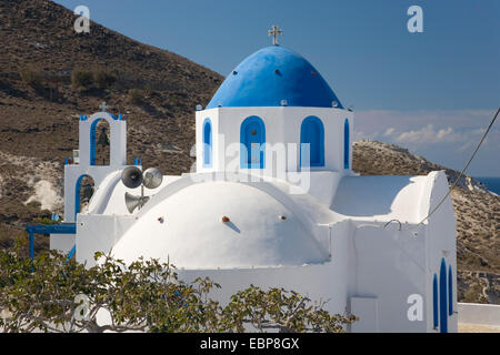 Akrotiri, Santorin, südliche Ägäis, Griechenland. Typischen blau-Kuppel-Kirche. Stockfoto