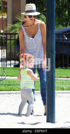 Jessica Alba genießt den Tag im Park mit ihrer Mutter und Tochter Haven Garner Warren: Jessica Alba, Haven Garner Warren, Catherine Jensen wo: Los Angeles, California, Vereinigte Staaten von Amerika bei: 31. Mai 2014 Stockfoto