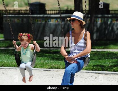 Jessica Alba genießt den Tag im Park mit ihrer Mutter und Tochter Haven Garner Warren: Jessica Alba, Haven Garner Warren wo: Los Angeles, California, Vereinigte Staaten von Amerika bei: 31. Mai 2014 Stockfoto