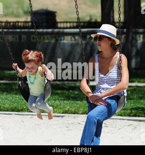 Jessica Alba genießt den Tag im Park mit ihrer Mutter und Tochter Haven Garner Warren: Jessica Alba, Haven Garner Warren wo: Los Angeles, California, Vereinigte Staaten von Amerika bei: 31. Mai 2014 Stockfoto
