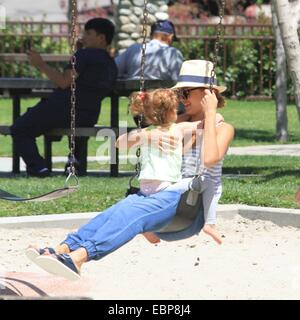 Jessica Alba genießt den Tag im Park mit ihrer Mutter und Tochter Haven Garner Warren: Jessica Alba, Haven Garner Warren wo: Los Angeles, California, Vereinigte Staaten von Amerika bei: 30. Mai 2014 Stockfoto