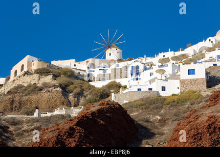 IA, Santorini, südliche Ägäis, Griechenland. Blick auf das Dorf von Ammoudi Bucht, Hügel Windmühle Prominente. Stockfoto