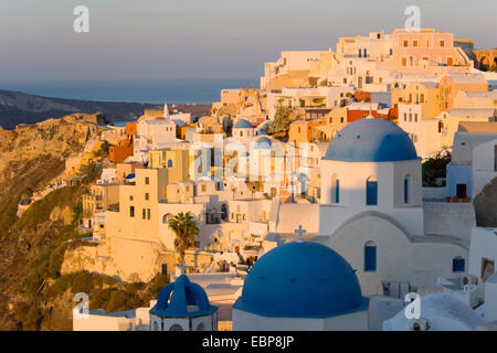 IA, Santorini, südliche Ägäis, Griechenland. Das Dorf bei Sonnenaufgang, typische blaue Kuppel Kirchen Prominente. Stockfoto