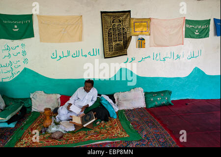 Muslimischen Mann liest in der Emir Nur Moschee (Äthiopien) Stockfoto