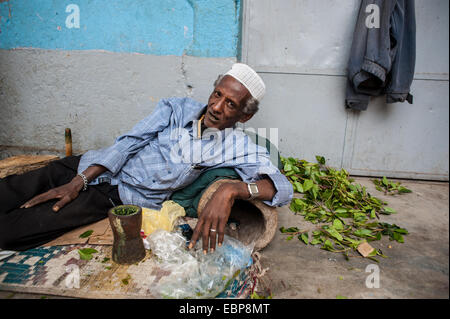 Mann, Kauen von Khat auf der Straße (Äthiopien) Stockfoto