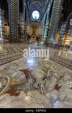 Blick auf den Hochaltar im Dom von Siena, mit Intarsien aus Marmor Mosaik-Fußboden, Toskana, Italien Stockfoto