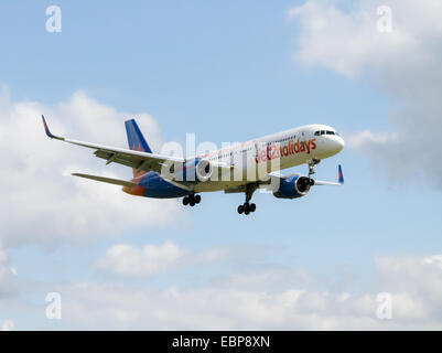 Jet2 Airlines Boeing 757, nähert sich Manchester International Airport Start-und Landebahn. Stockfoto