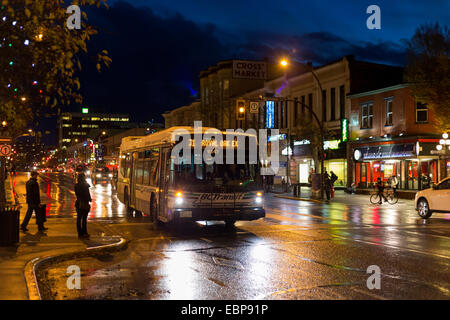Passanten in der Innenstadt von Victoria am regnerischen Nacht-Victoria, British Columbia, Kanada. Stockfoto