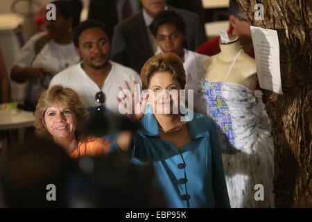 Sao Paulo, Brasilien. 3. Dezember 2014. Brasiliens President Dilma Rousseff (C) Wellen vor ein Weihnachtstreffen mit Sammlern von recycling-Materialien im "Expocatadores 2014", ein Recycling-Sektor Messe in Sao Paulo, Brasilien, am 3. Dezember 2014. © Rahel Patras/Xinhua/Alamy Live-Nachrichten Stockfoto