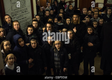 London, UK. 3. Dezember 2014. Schülerinnen und Schüler warten Herr Stephen Williams MP, Parliamentary Under Secretary Of State für Gemeinschaften und lokale Regierung, als er Talmud-Thora Yetev-Lev orthodoxe jüdische Schule in Hackney, London Credit besucht: Piero Cruciatti/Alamy Live News Stockfoto