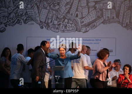 Sao Paulo, Brasilien. 3. Dezember 2014. Brasiliens President Dilma Rousseff (C) Gesten während ein Weihnachtstreffen mit Sammlern von recycling-Materialien im "Expocatadores 2014", ein Recycling-Sektor Messe in Sao Paulo, Brasilien, am 3. Dezember 2014. © Rahel Patras/Xinhua/Alamy Live-Nachrichten Stockfoto